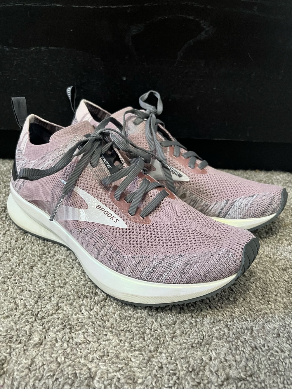 Brooks Women's Levitate 4 Running Shoes size 8